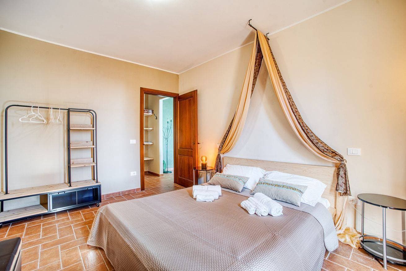 Foto 4 von 19: GuestHost - Casale dei Tramonti - Nature's Haven Olivi Apartment in Renovated Farmhouse with Pool