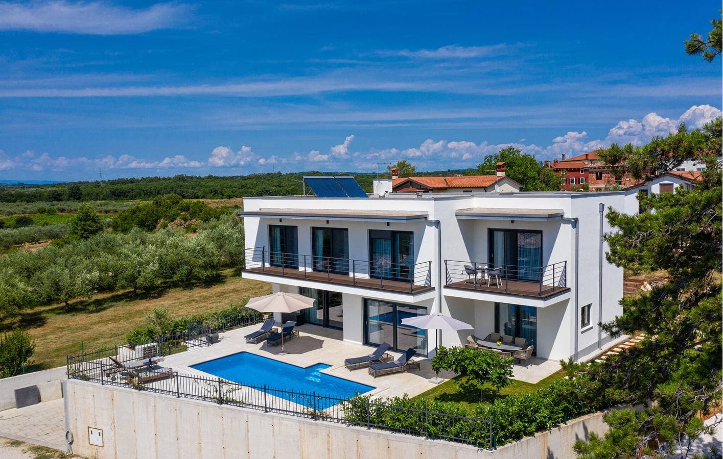 Charmantes Apartment, 2 km vom Stadtzentrum entfernt: Apartment am Pool mit Terrasse und WLAN 1