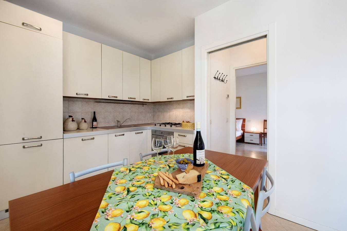 Foto 11 von 21: Ferienwohnung 'Katy Lake Salvia' mit Gemeinschaftspool, privater Terrasse und WLAN