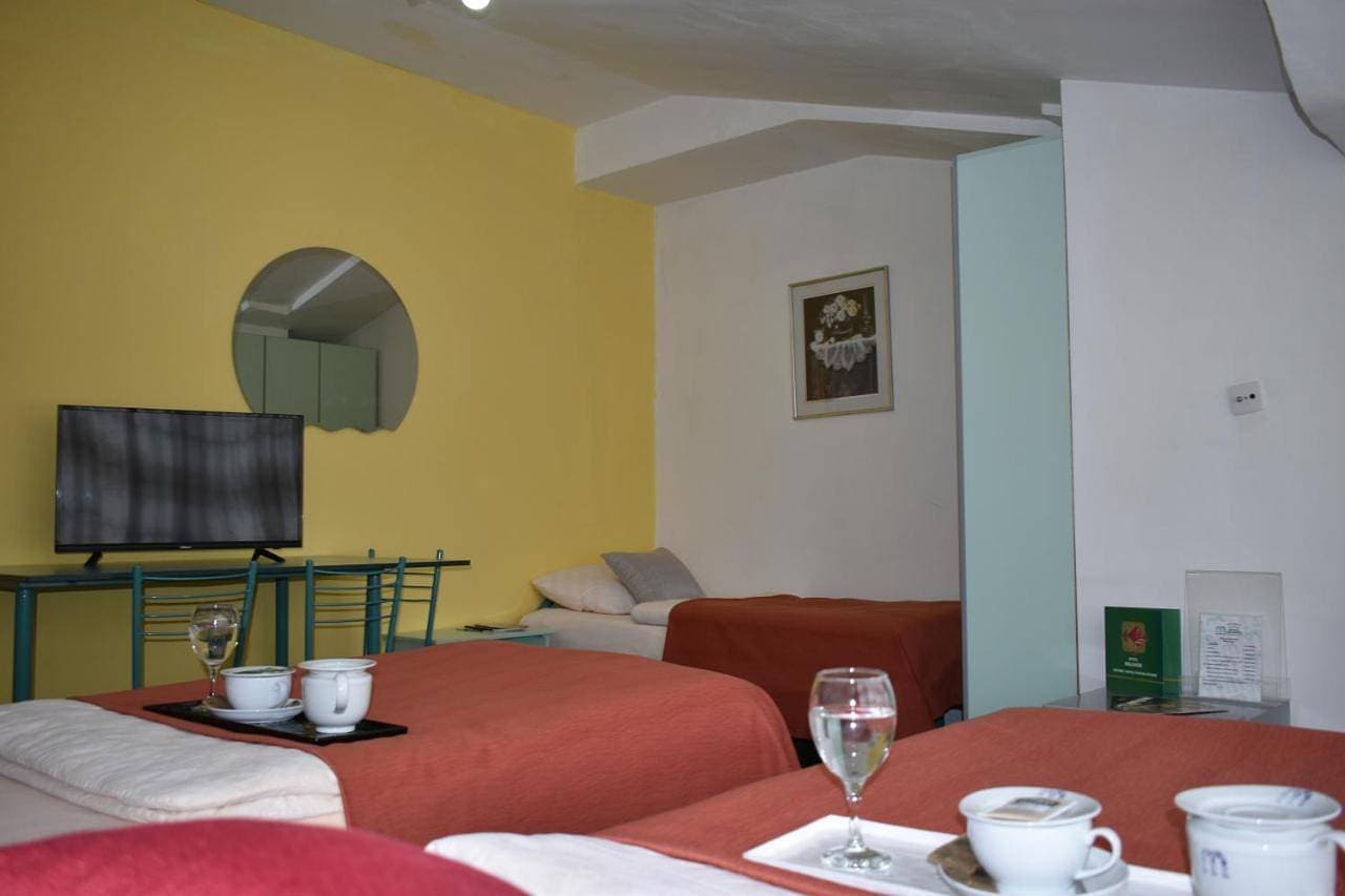 Foto 7 von 9: Triple Room with Private Bathroom