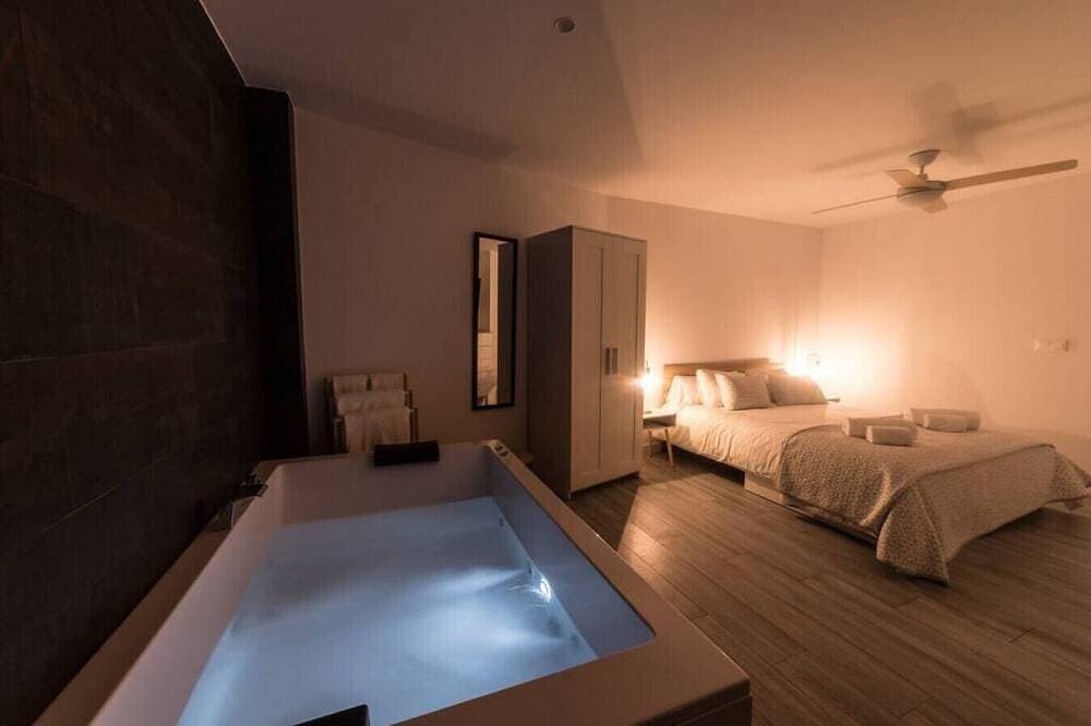 Foto 7 von 22: Moonkey - Apto. Cardenal Payá con Jacuzzi y Patio