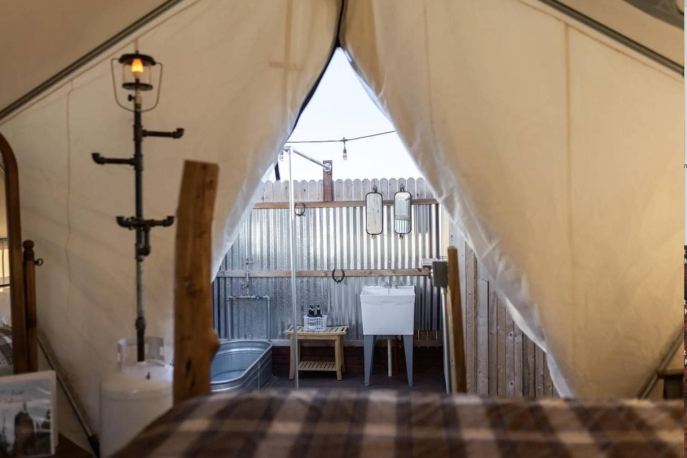 Foto 8 von 37: Glamp Tent b/w Zion & Bryce, Outdoor Shower & Wifi