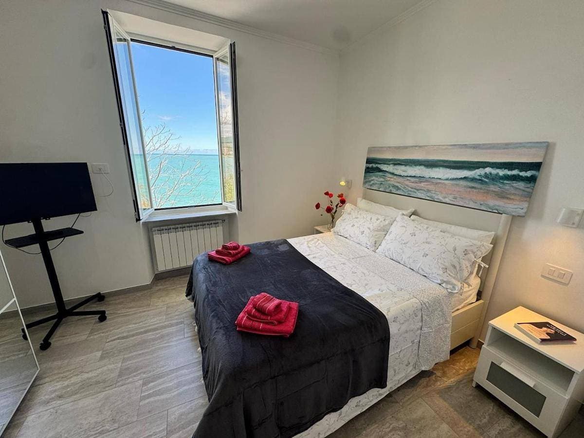 Splendida Casa vista mare per 4 persone di fronte alle spiagge di Bussana 1