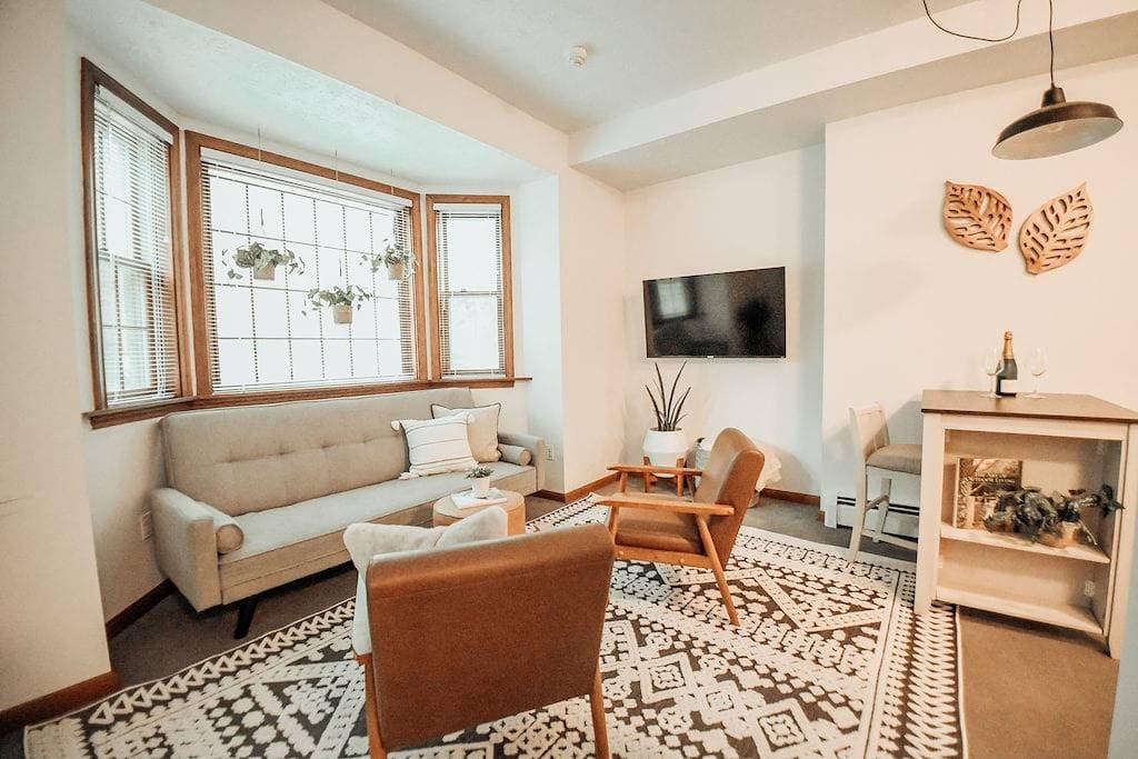 Foto 8 von 11: Completely remodeled 2 bedroom apartment in Portland's West End