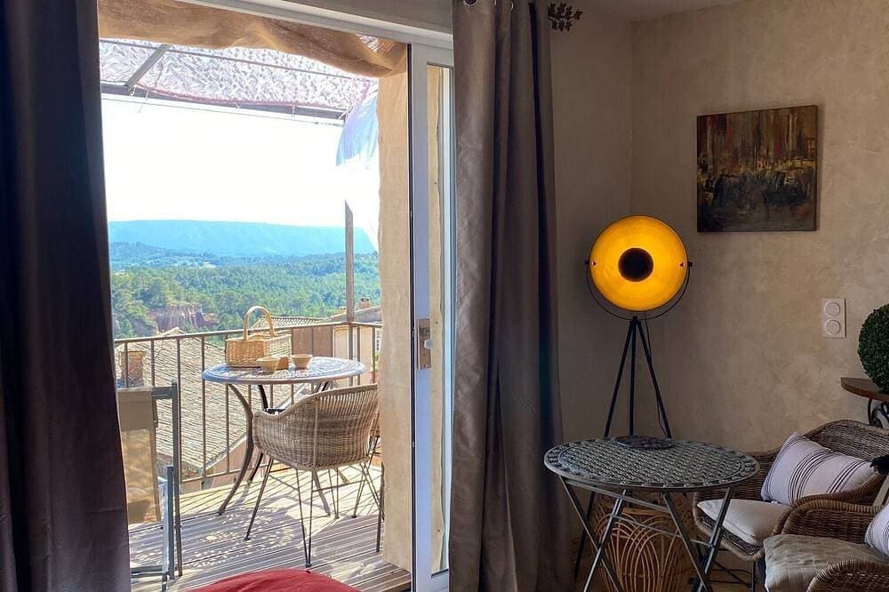 Foto 3 von 13: A balcony overlooking the magnificent ochre cliffs of Roussillon