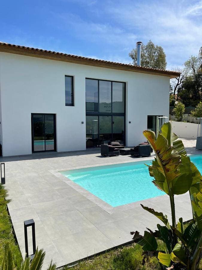 Foto 3 von 44: Villa