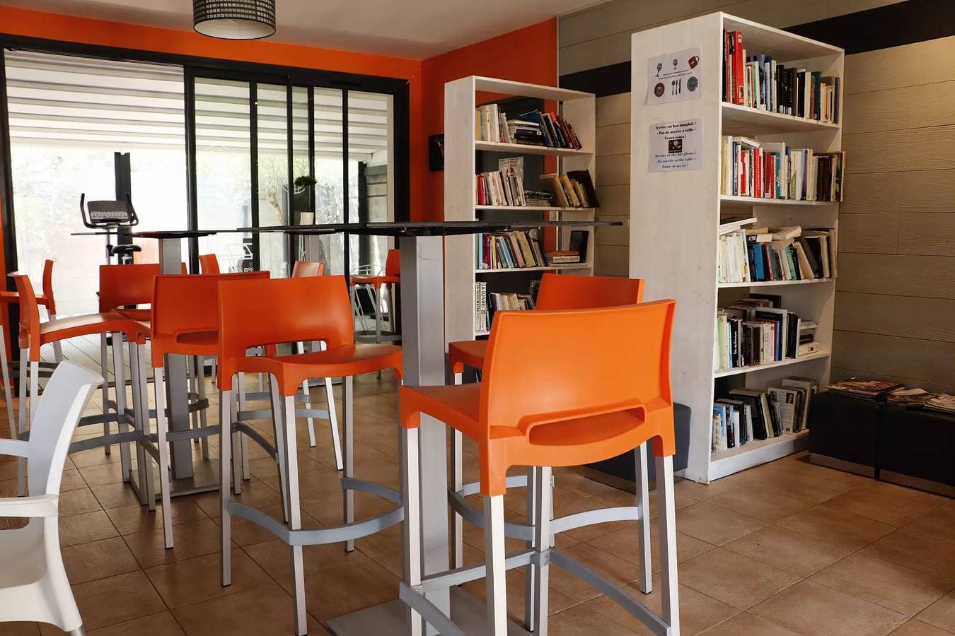 Foto 5 von 46: Mobilheim | Classic | 2 Zi. | 4 pers. | Ãœberdachte Terrasse | TV