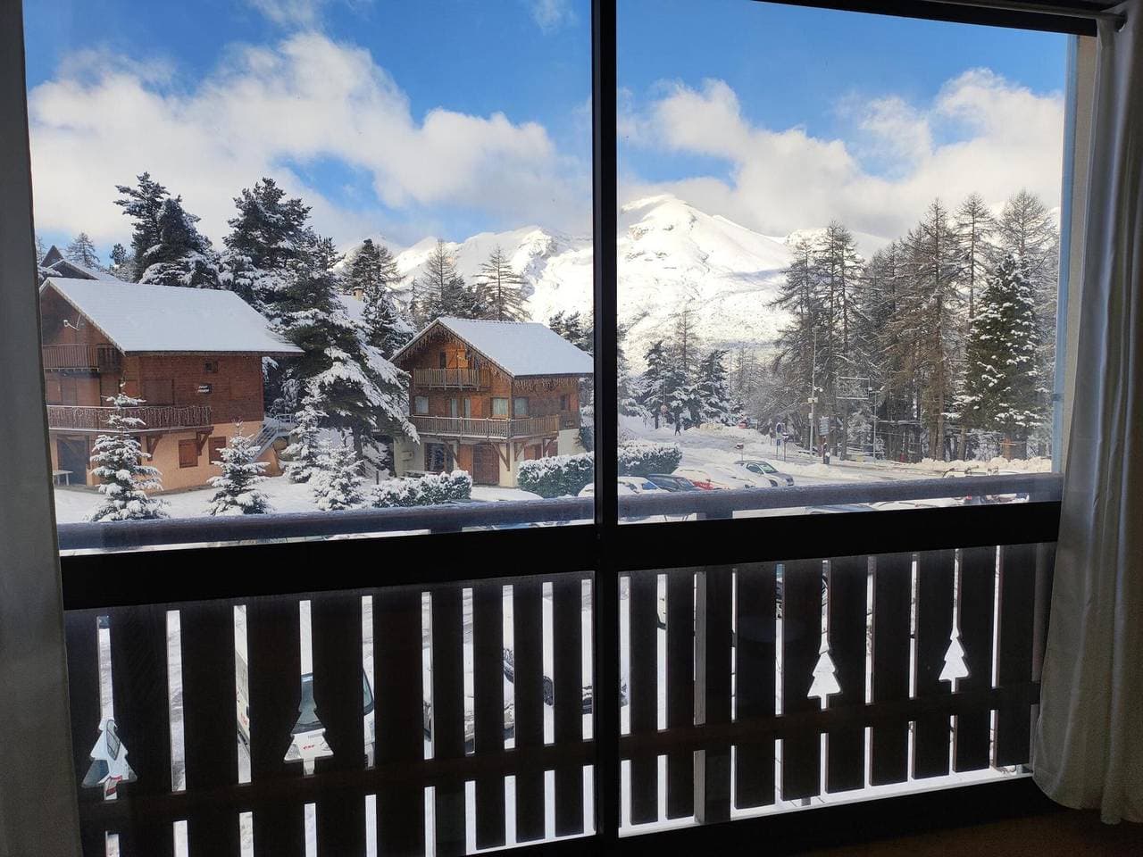Foto 6 von 12: Gemütliches Studio mit direktem Pisten Zugang, Balkon mit Aussicht