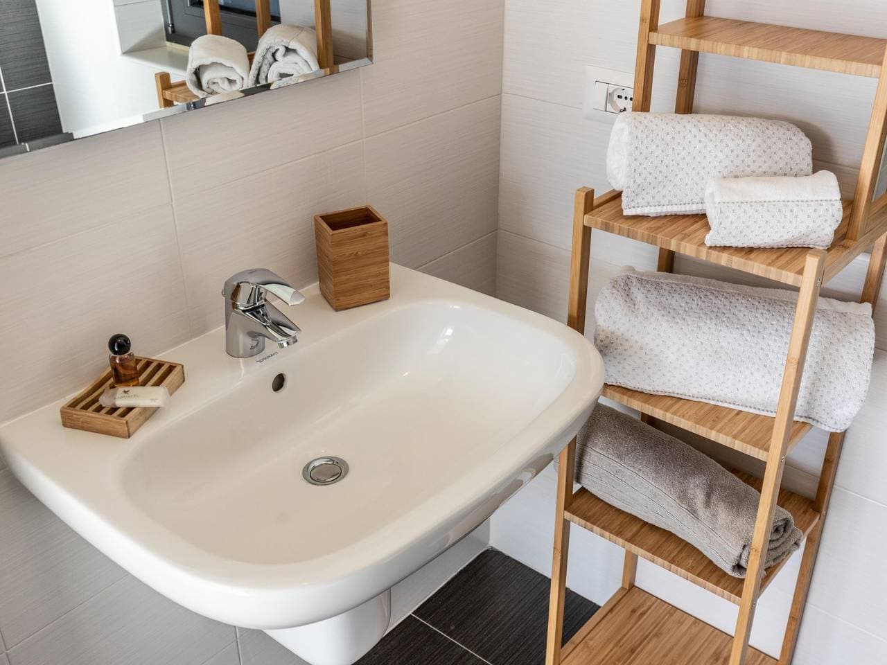 Foto 8 von 50: Wohnung mit Schwimmbad und fantastischem Seeblick