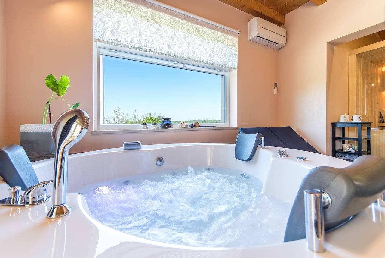 Foto 3 von 40: Privatem Pool, Sauna, Whirlpool, Spa-Bereich, Billardtisch, Tischtennis.