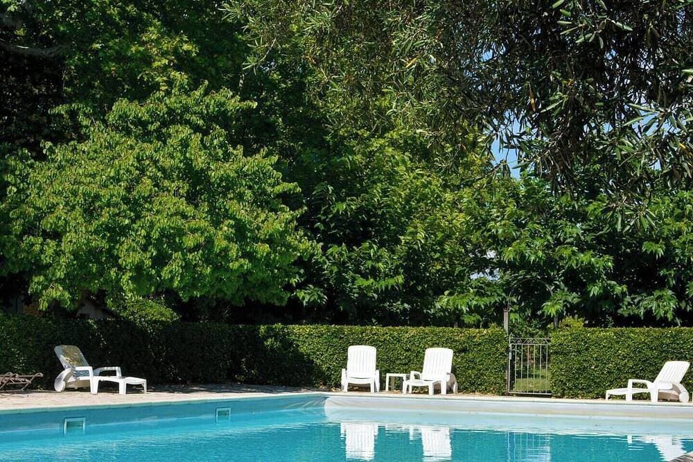 Magnificent apartment in 18th century Priory, with swimming pool and lush grounds 1