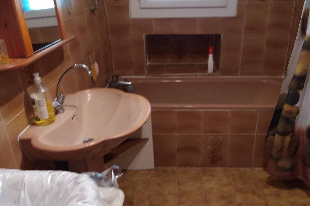Foto 5 von 12: Quiet country house 90 m2 with swimming pool/ jacuzzi/ large garden/ terrace