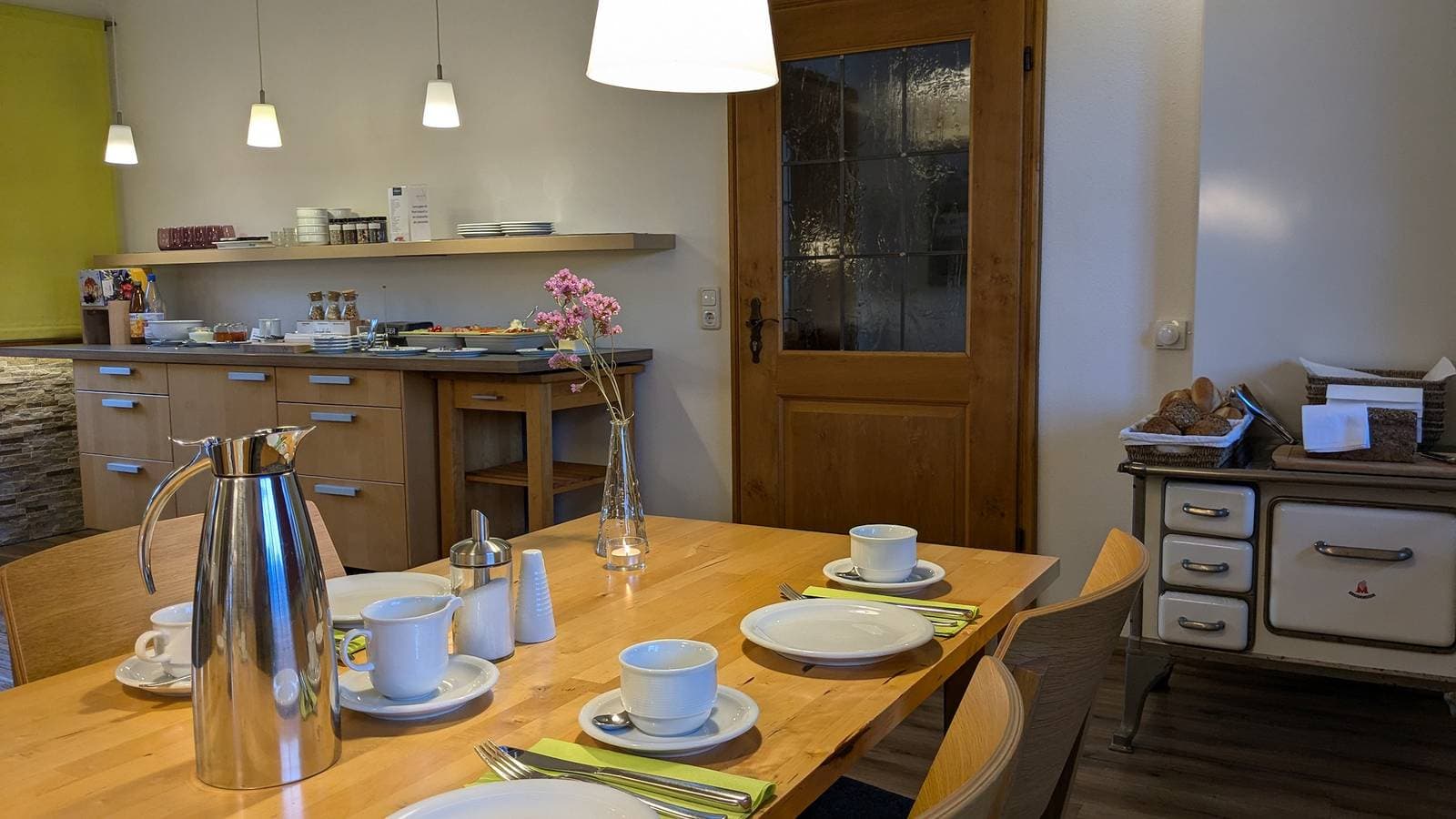 Foto 7 von 17: Weinbau Ferienwohnungen Familie Neubert - Ferienwohnung Quitte (50 m²) mit großem Südost-Balkon