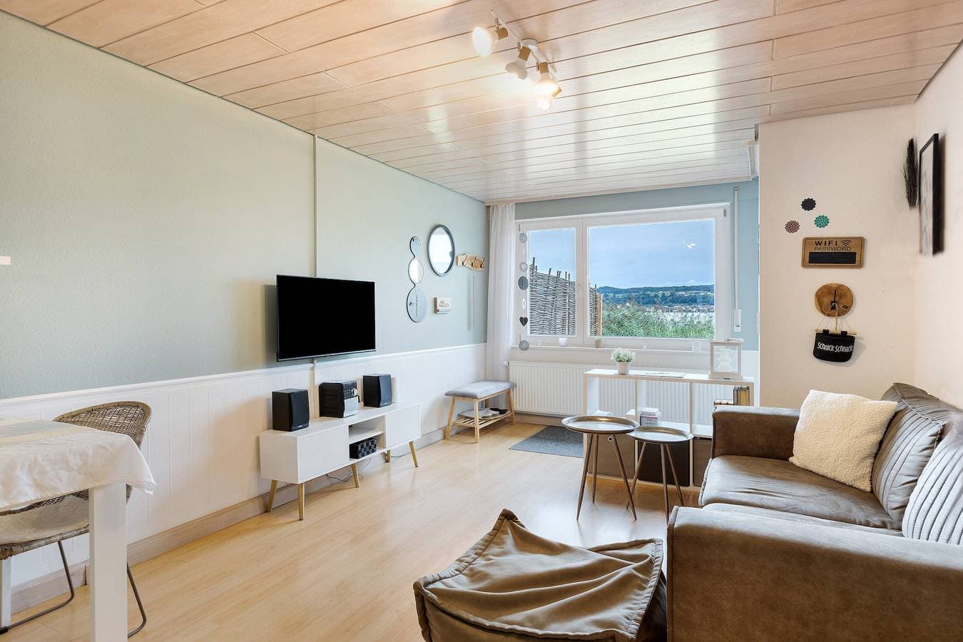 Foto 2 von 32: Premium Ferienwohnung 'Seeluft Direkt Am Wasser' mit Seeblick, privater Terrasse und WLAN