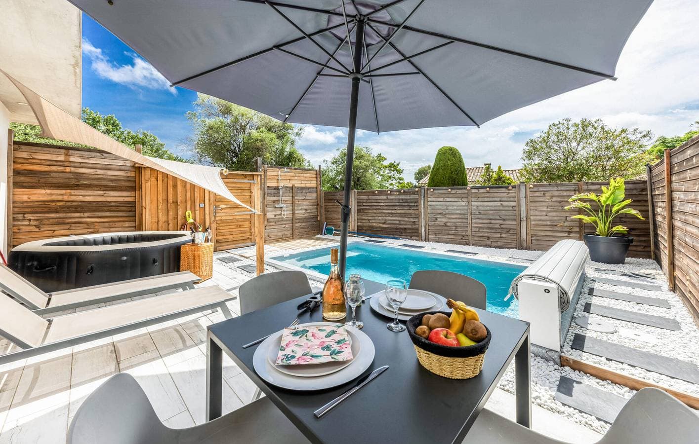 Breezy Riverside Retreat mit Parkplatz und Terrasse 1