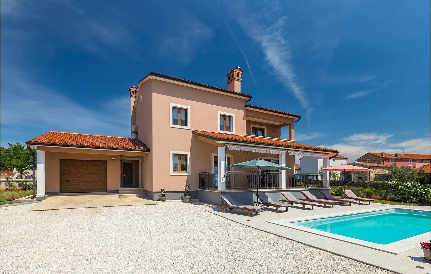 Geräumige 170 m² große Wohnung mit Pool, WLAN und Parkplatz 1