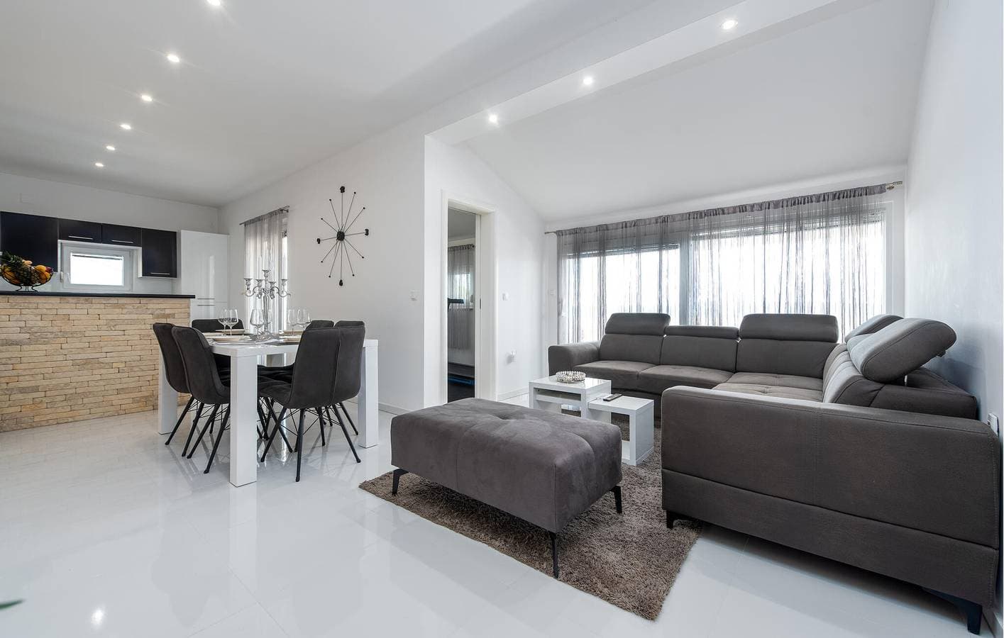 Foto 6 von 33: Nur 2,5 km von der Küste entfernt – gemütliche Ferienwohnung mit Pool und Terrasse