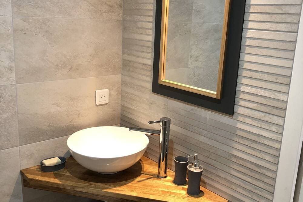 Foto 4 von 12: Place 28-Studio-Klassisch-Ensuite mit Bad-Strassenblick