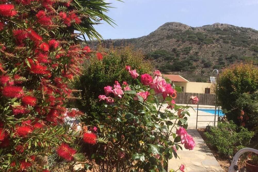 Foto 3 von 22: Freistehende traditionelle Villa mit 2 Schlafzimmern, atemberaubender Aussicht und Pool.<br>Ab £ 60