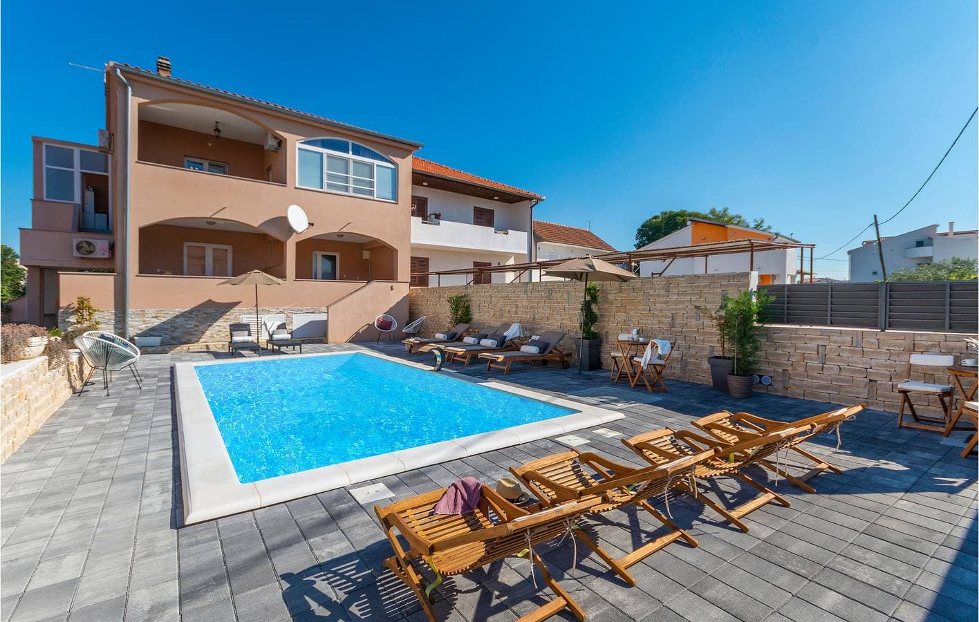 Foto 4 von 20: Gemütlich, nur 1 km vom Strand entfernt: WLAN, Klimaanlage, Pool und überdachte Terrasse!