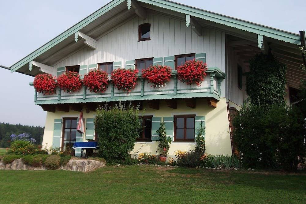 Ruhig gelegene Erdgeschoss Wohnung mit eigener Terrasse und Bergblick 1