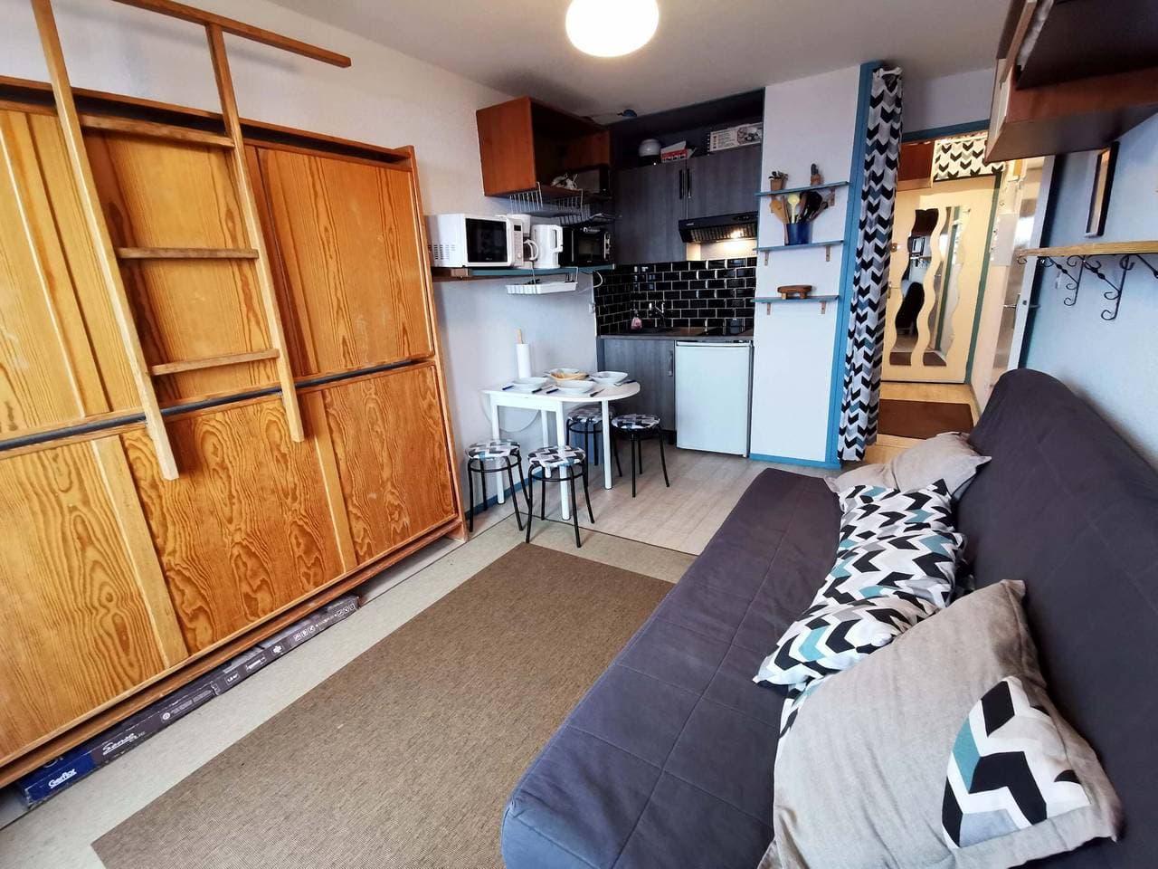 Foto 4 von 11: Renoviertes Studio nahe Zentrum, Balkon und TV