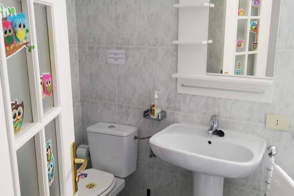 Foto 10 von 26: Geräumiges und helles Apartment mit 3 Schlafzimmern, Wohnzimmer mit Küche / Esszimmer und 1 Badezimmer.