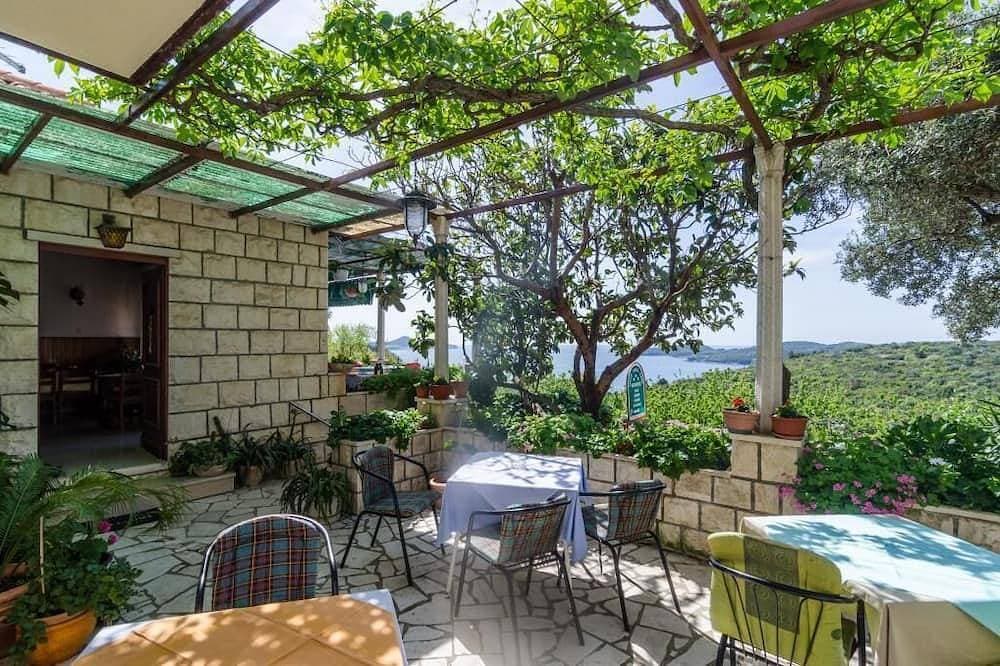Foto 8 von 16: Guesthouse Moretic - Doppelzimmer mit Gartenblick 3