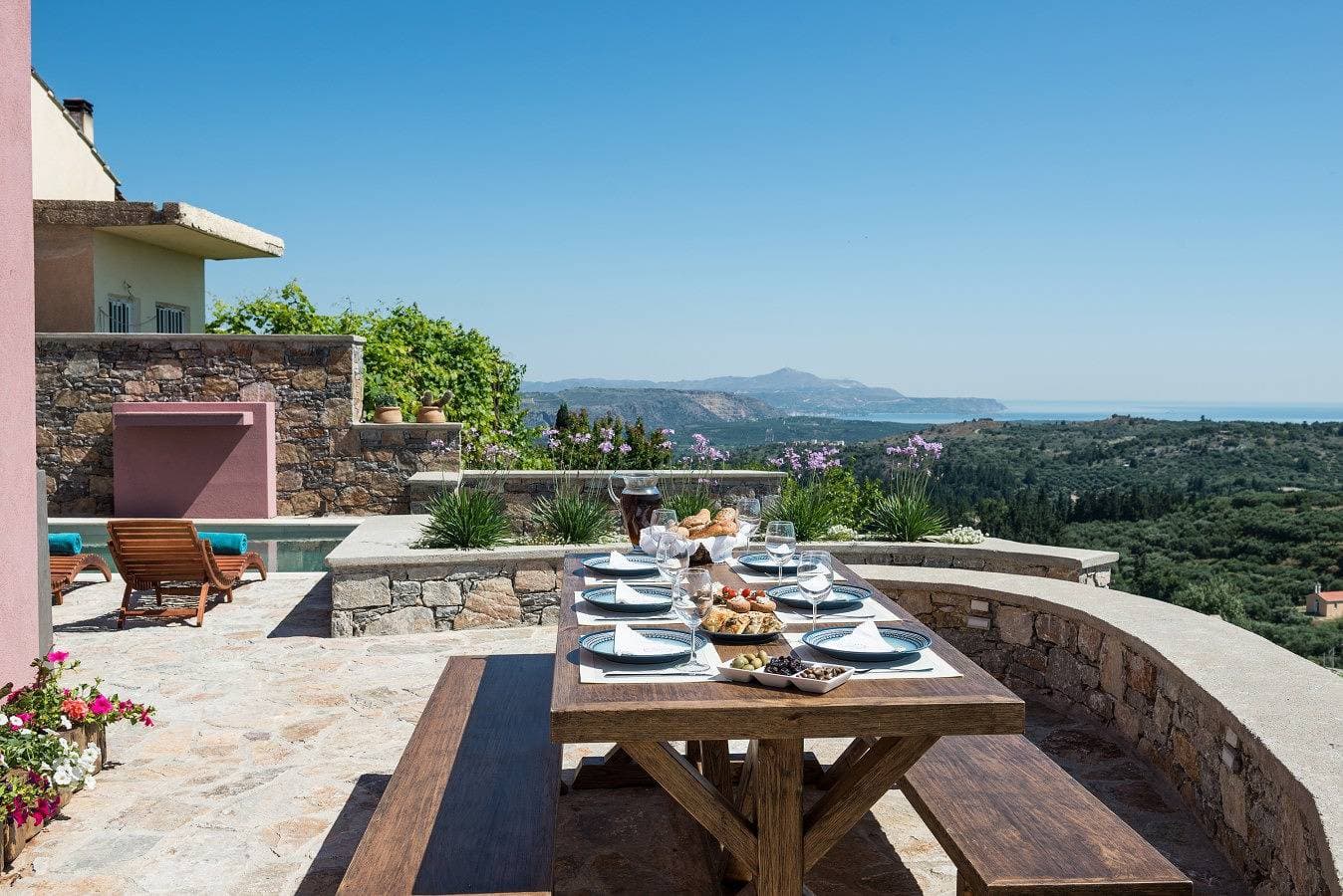 Foto 2 von 29: Traditional Villa with Private Heated Pool and BBQ