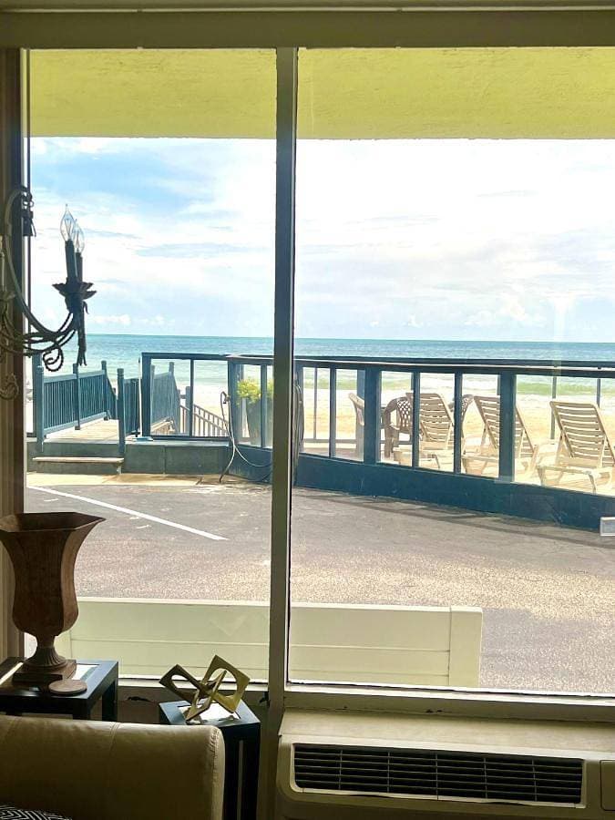 Ocean Breeze - Ocean Front at Symphony Beach Club! 1