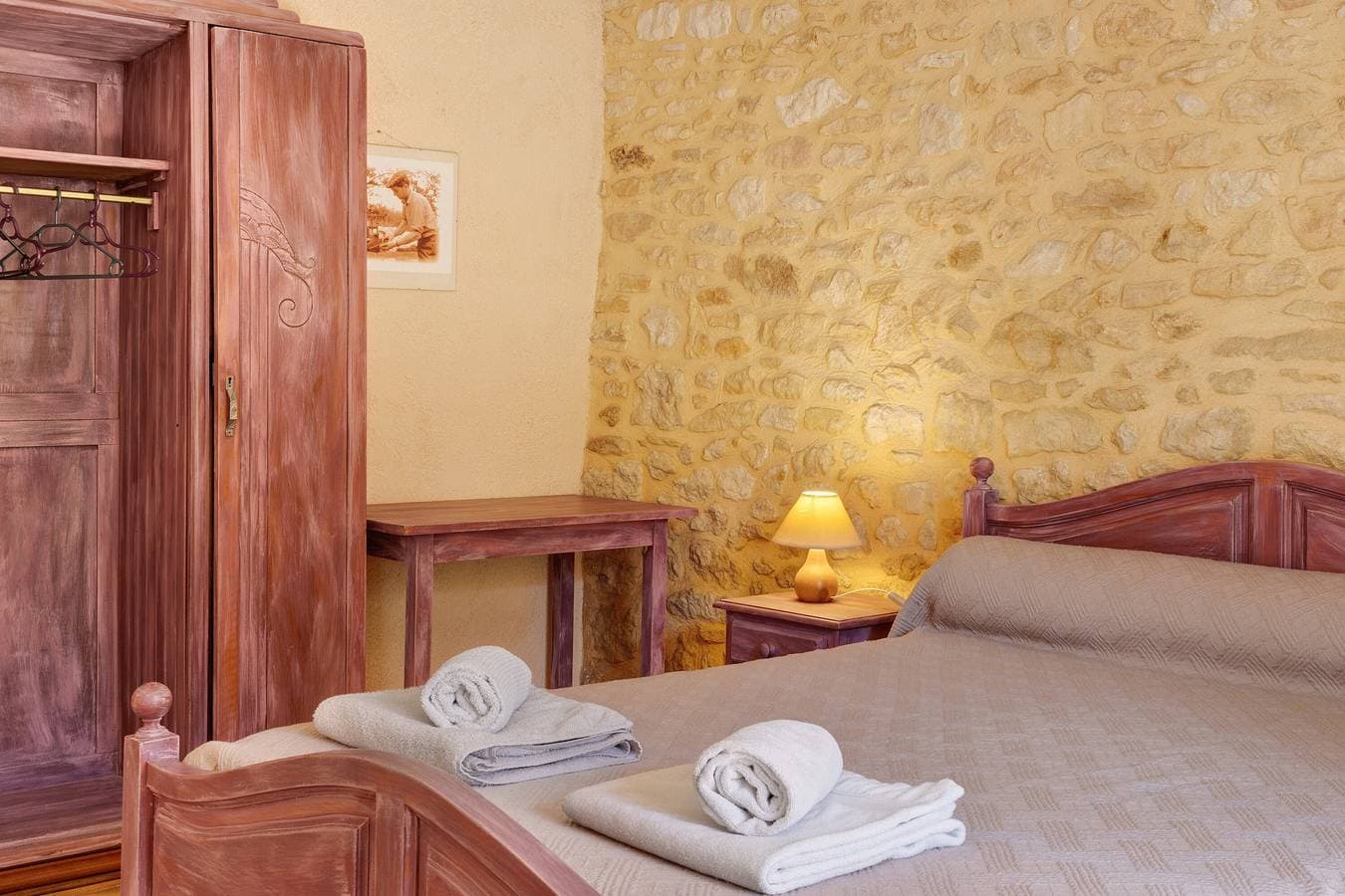 Foto 3 von 29: Gästezimmer „La Ferme De La Croix D’Allon“ mit Pool, Garten und gemeinsamem WLAN