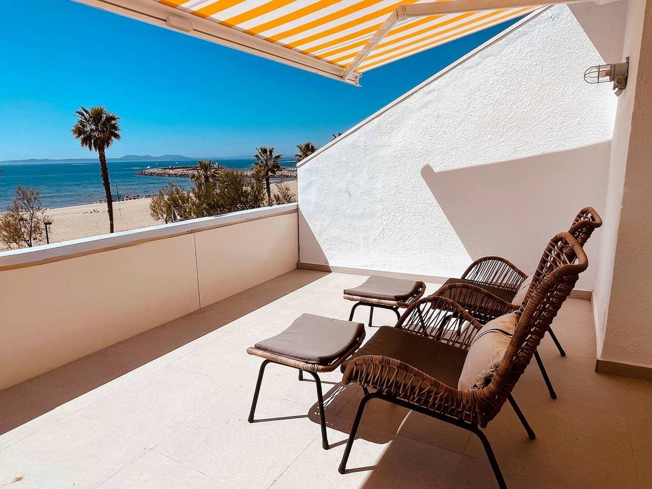 Foto 6 von 50: Charmante Wohnung zur Miete in Roses, Costa Brava! 0 Meter vom Strand entfernt. Genießen Sie den Gemeinschaftspool und den Meerblick.