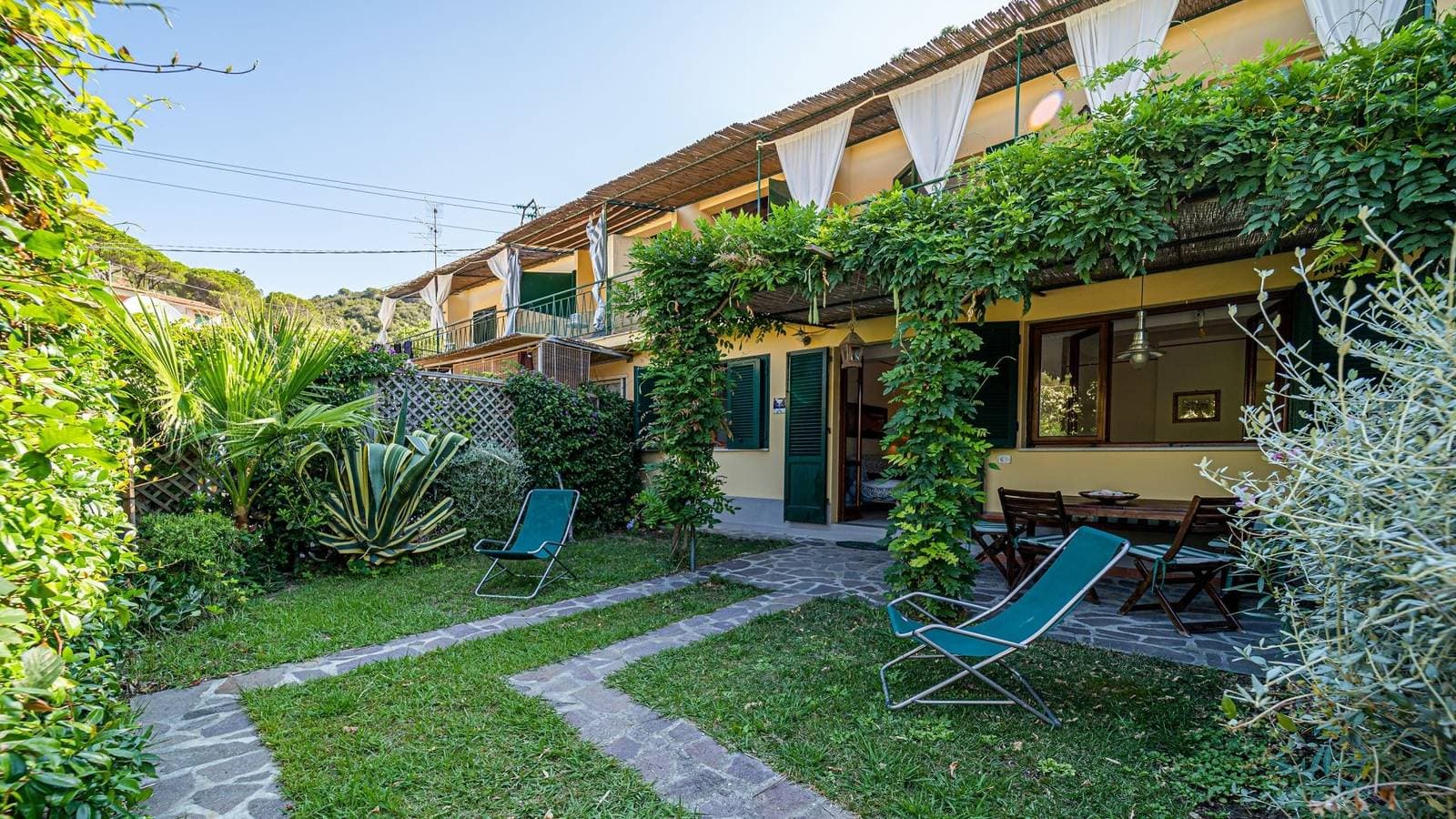 Foto 3 von 32: Ferienwohnung für 4 Personen mit Terrasse
