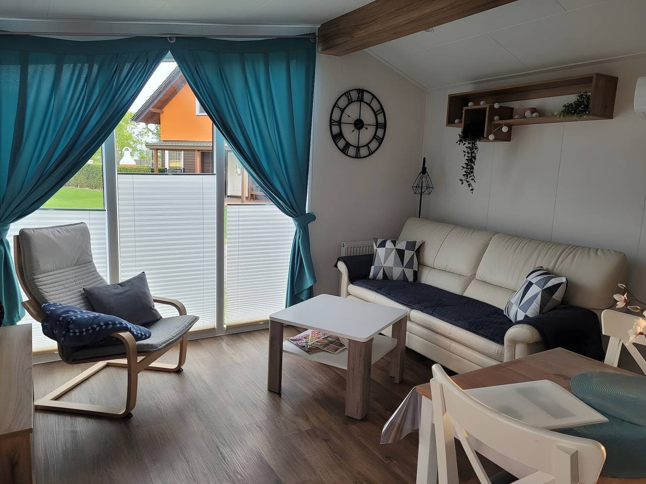 Foto 5 von 15: Ferienhaus Concordia direkt am See, mit überdachter Terrasse und Klimaanlage