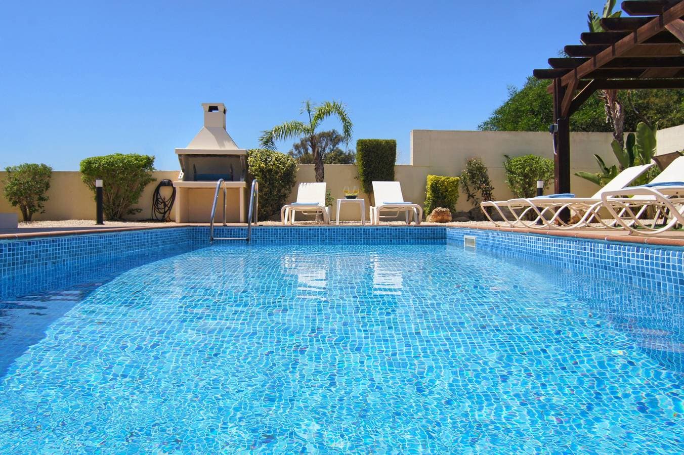 Foto 3 von 39: Villa für 8 Personen mit Balkon