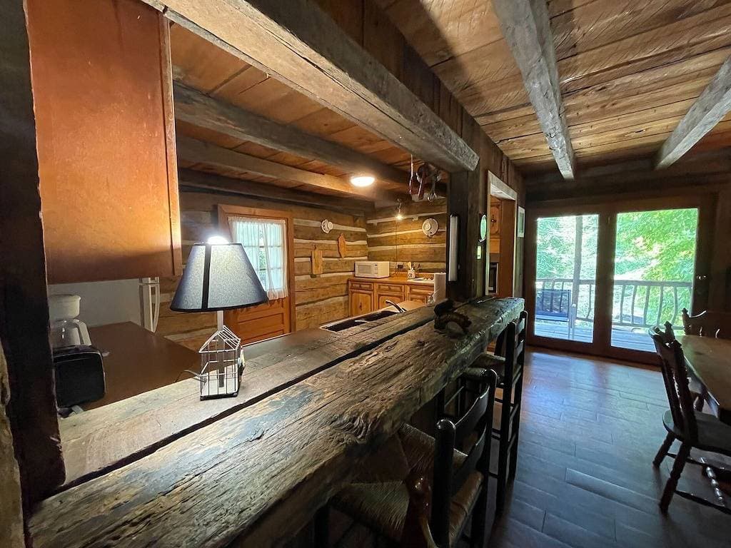 Foto 2 von 17: Cabins In The Pines Unit 3-Motorcycle Friendly-Wood Fireplace - Covered Porch