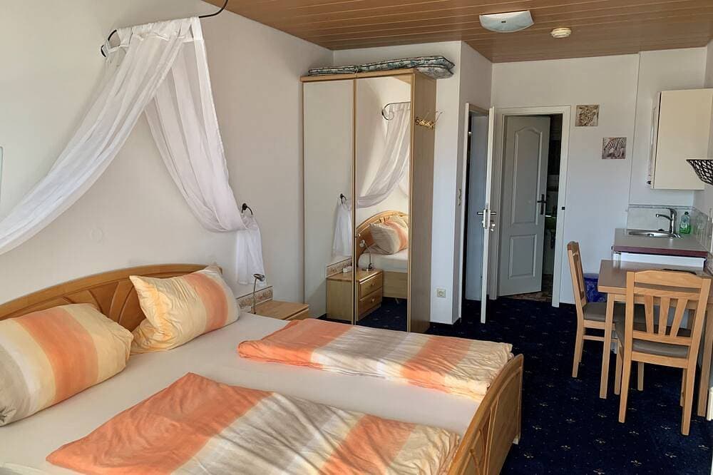 Foto 3 von 12: Doppelzimmer 8, mit Balkon - Gästehaus am Lindenweg