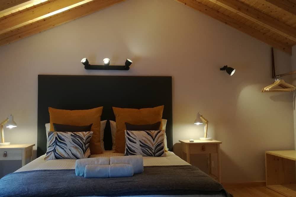 Foto 4 von 16: Villa mit Blick auf die Landschaft und die Burg