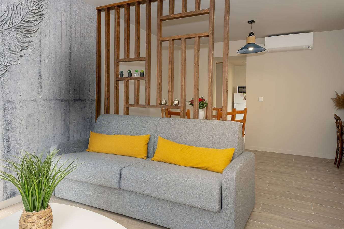Foto 2 von 14: Appartement 'La Maison Du Soyeux Ga' mit privater Terrasse, WLAN und Klimaanlage