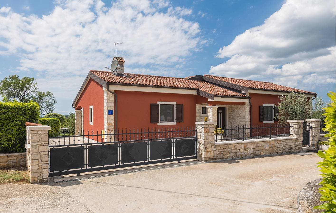 Charmante 2-Zimmer-Wohnung mit Pool in der Nähe des Stadtzentrums von Montin und Vinistra 1