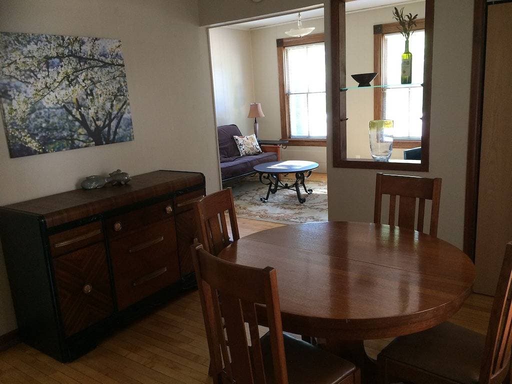Ruhige, geräumige Wohnung im Herzen von Marquette! 1