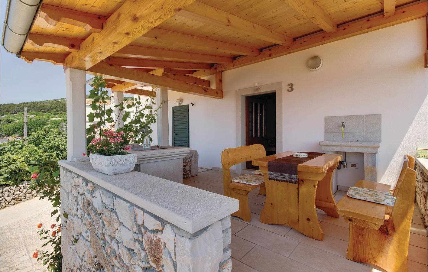 Foto 8 von 43: Gemütliche 1-Zimmer-Wohnung mit Terrasse, WLAN und Parkplatz in der Nähe des Tiha-Strandes