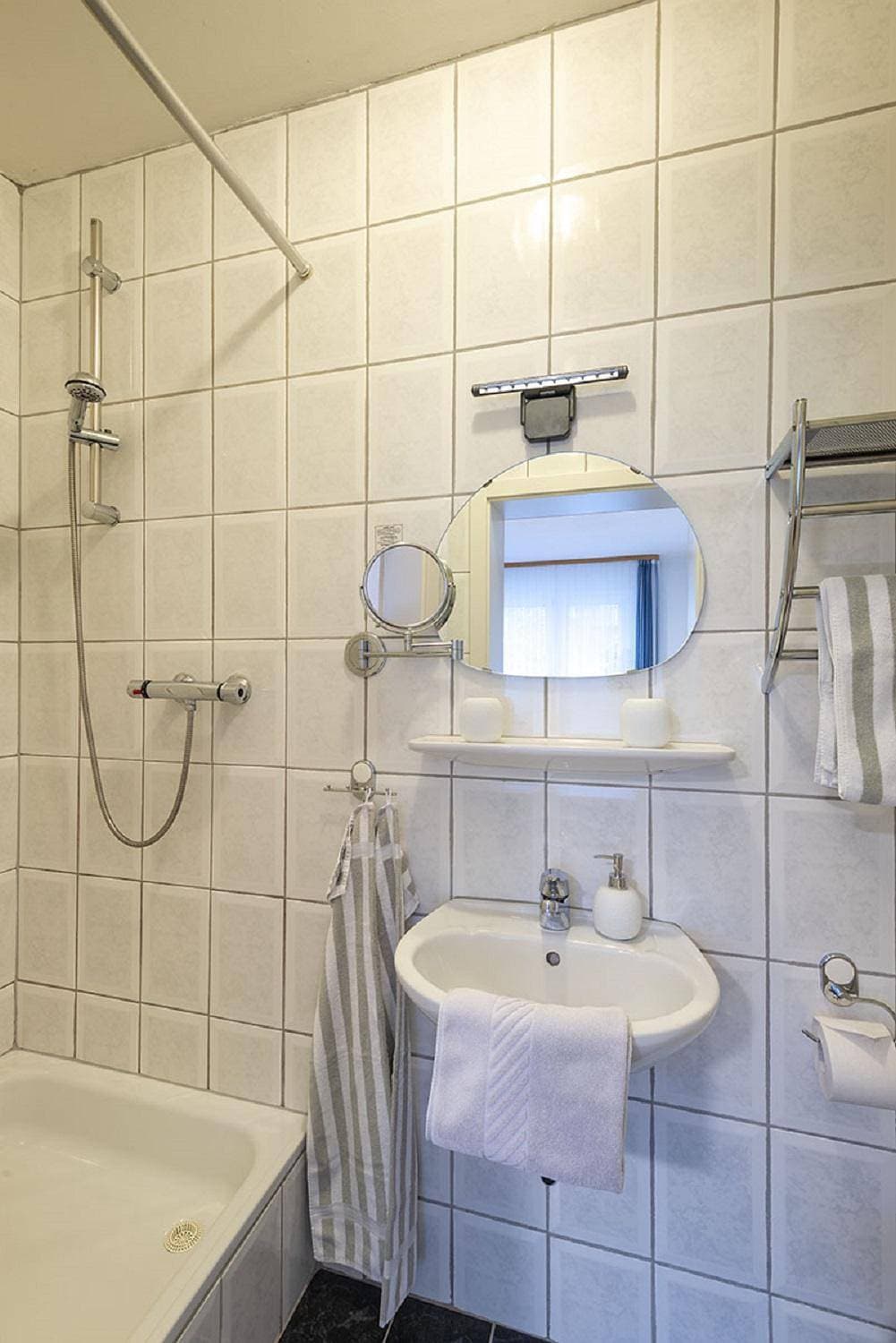 Foto 4 von 8: Doppelzimmer mit Dusche und Wc, Zusatzbett