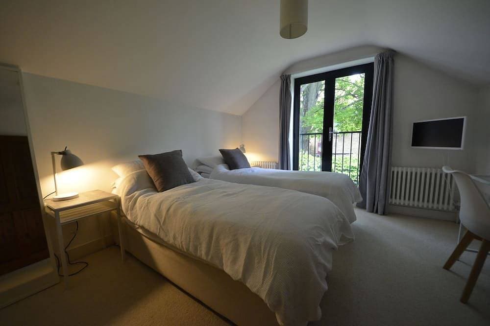 Foto 12 von 29: Unique open plan house in central Windsor pet friendly + parking