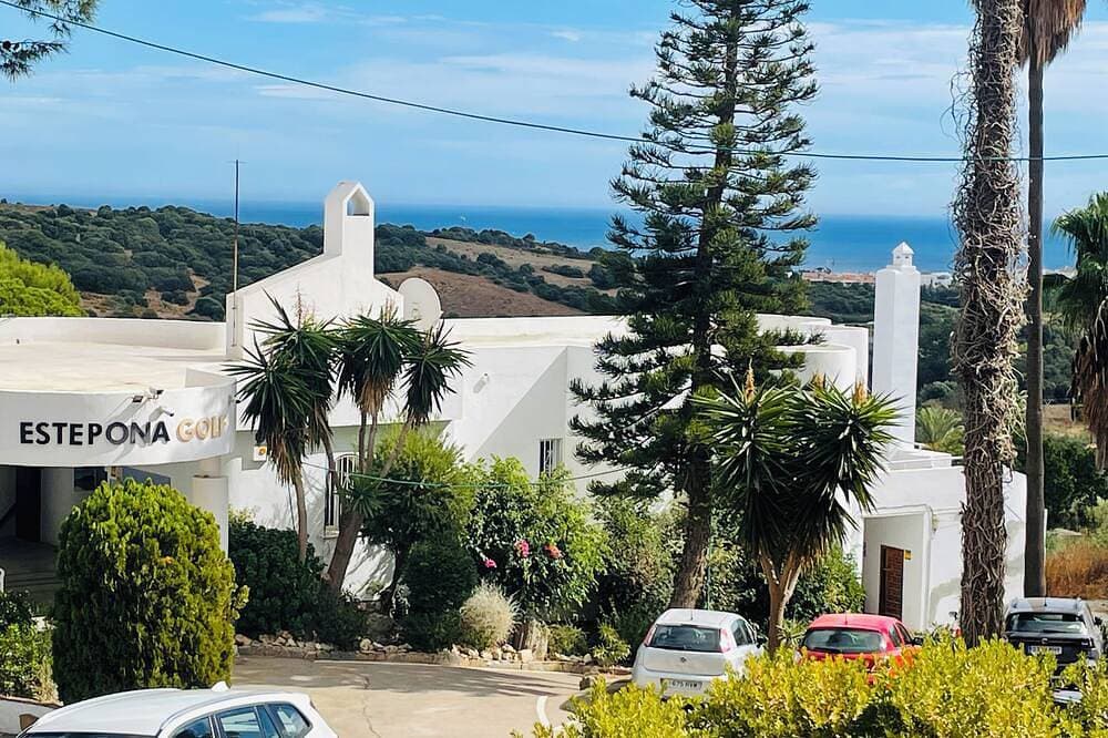 Foto 10 von 30: Modern 2 bed ground floor apartment in peaceful resort near Estepona Golf
