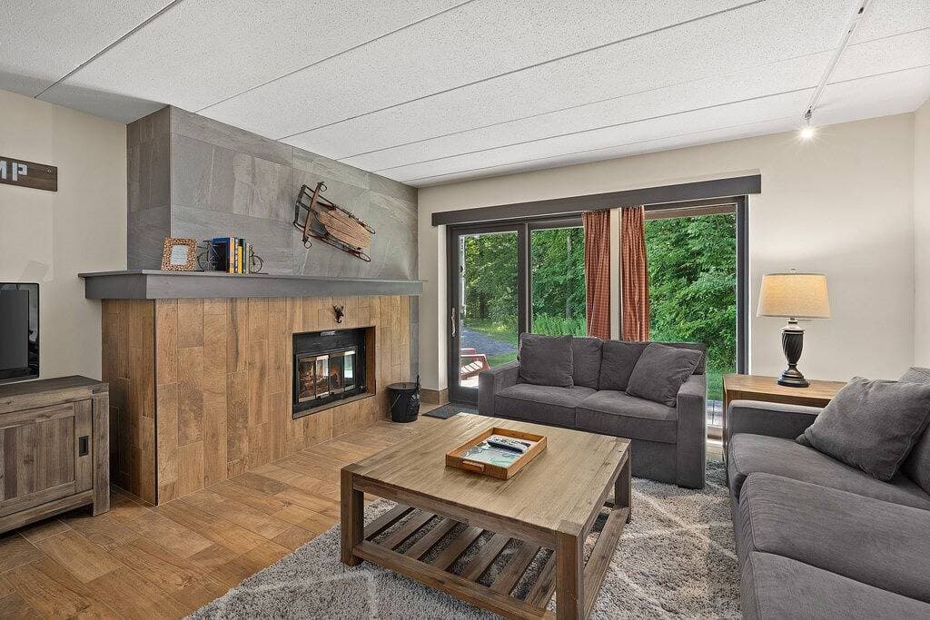 Foto 4 von 13: Snow Tree Lodge @ Base of Mount Snow w/ Fireplace!