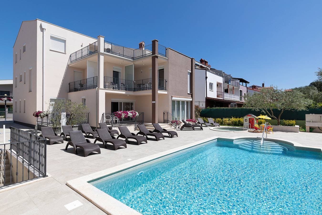 Foto 6 von 34: Ferienwohnung für 3 Personen mit Pool