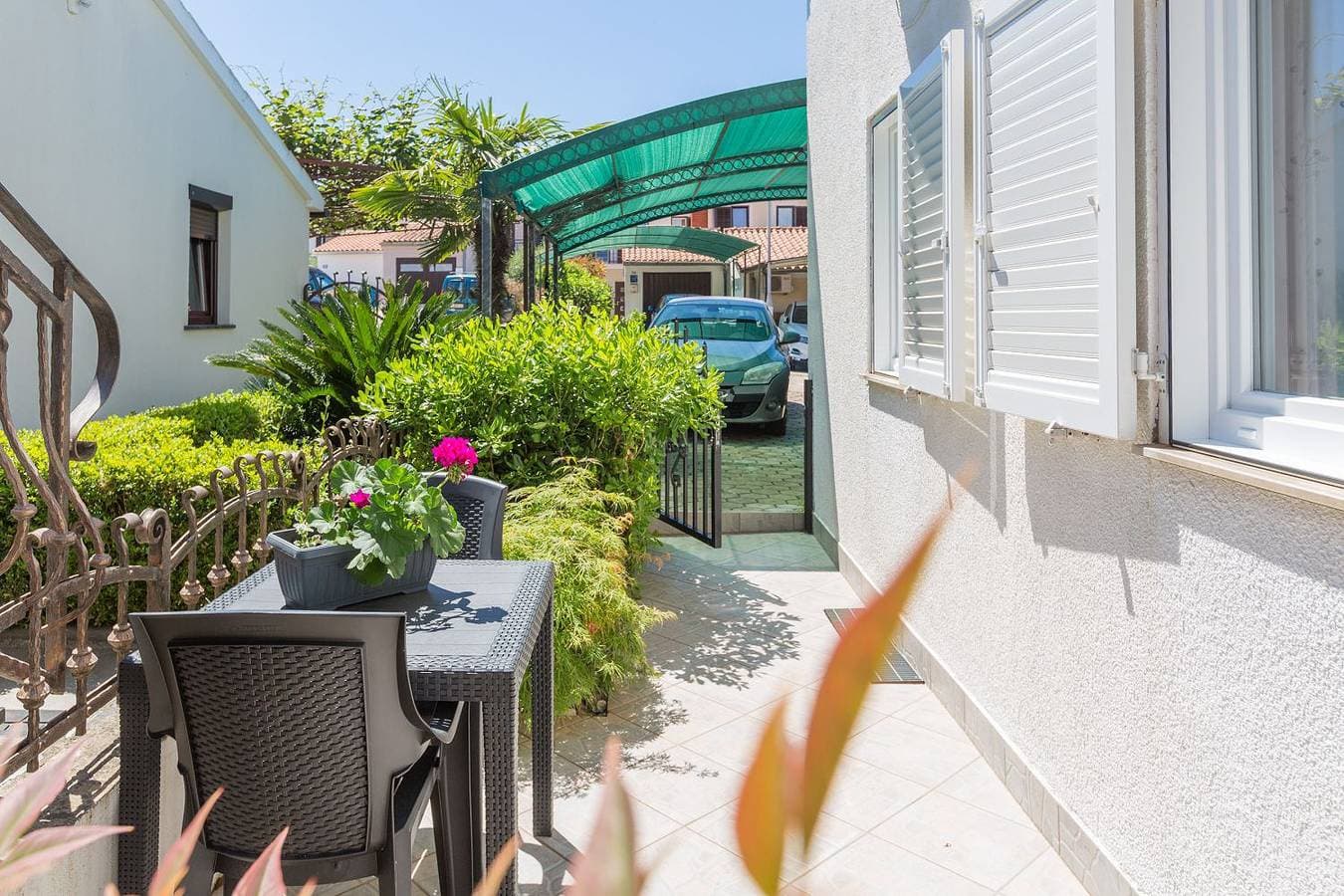 Besonderes Apartment mit eigener Galerie im Dachgeschoss - nur wenige Minuten zum Strand 1