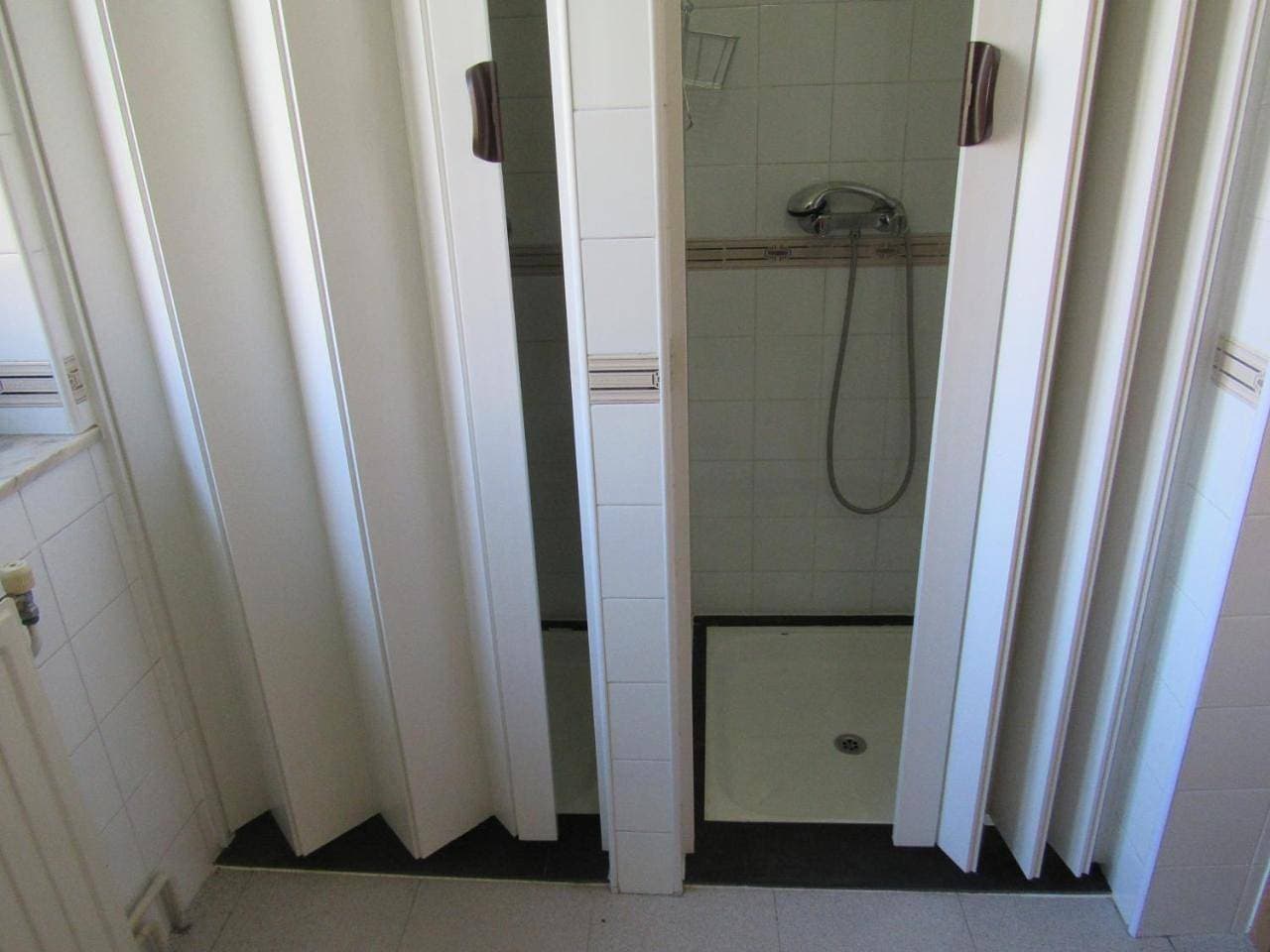 Foto 11 von 11: Family Room with Private Bathroom