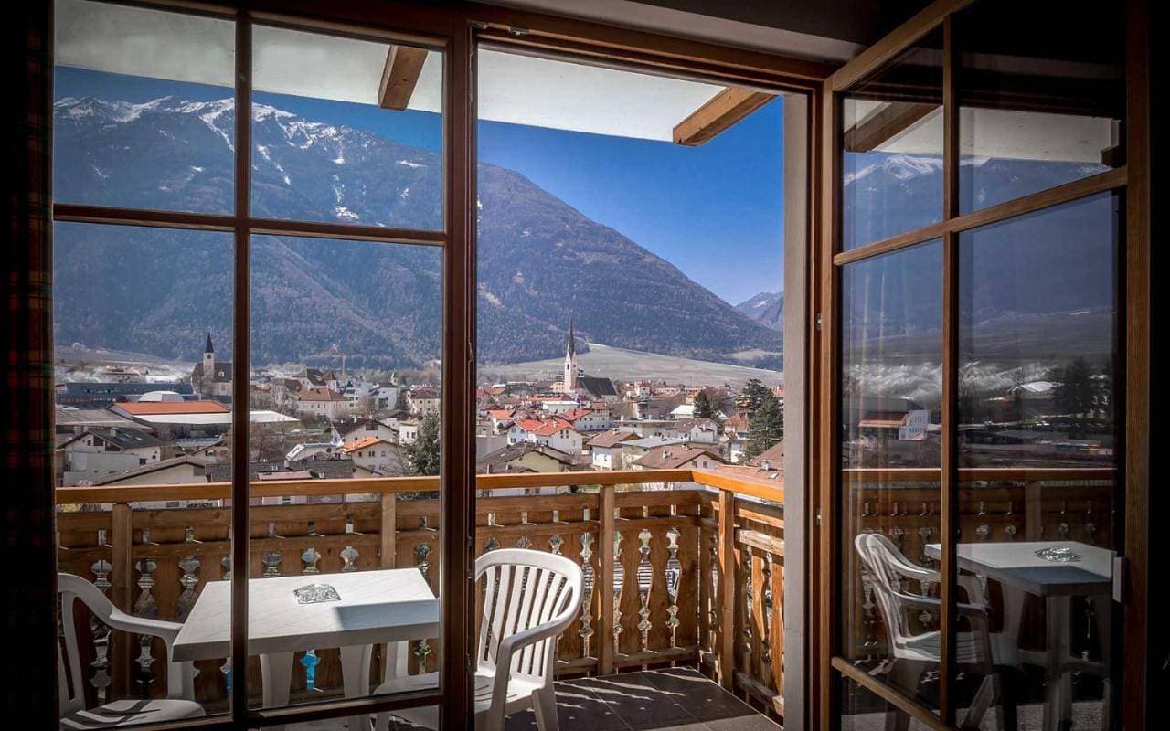 Foto 4 von 9: Budget Double Room North – Street Side